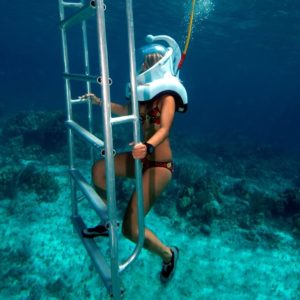 underwater-walk-with-aquarium